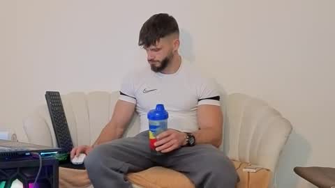 Snapshot of thetop200 chatting on 11-09-25, 06:06 TheTop online show from 11-09-25, 06:06