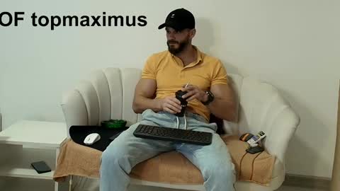 Snapshot of thetop200 chatting on 11-18-25, 05:06 TheTop online show from 11-18-25, 05:06