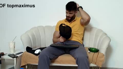 Snapshot of thetop200 chatting on 11-20-25, 06:18 TheTop online show from 11-20-25, 06:18