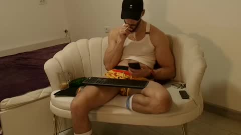 Snapshot of thetop200 chatting on 02-18-26, 06:48 TheTop online show from 02-18-26, 06:48