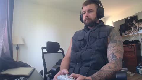 Snapshot of theufcfan_8181 chatting on 04-18-26, 07:58 troy online show from 04-18-26, 07:58