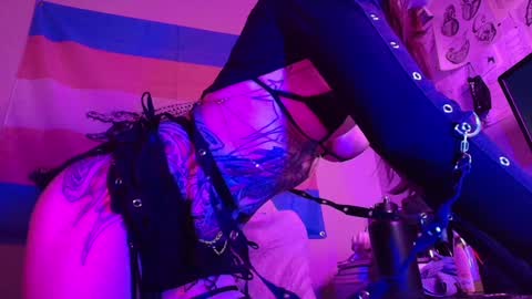 Snapshot of thighsnacks chatting on 02-05-25, 03:45 snacks online show from 02-05-25, 03:45