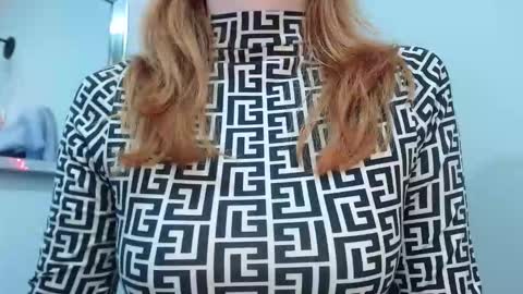 Snapshot of thin33 chatting on 01-17-26, 03:22 sara online show from 01-17-26, 03:22