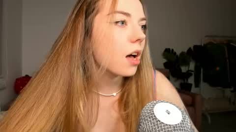 Amelia  shows on mondays fridays and sundays  if anything changes im giving updates on my fansly  online show from 03-10-25, 04:46