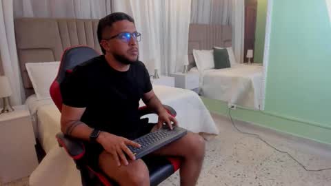 Snapshot of thom_houston chatting on 11-19-25, 03:50 Thom Houston online show from 11-19-25, 03:50