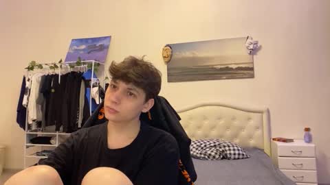 Snapshot of thomas617826 chatting on 10-15-25, 09:04 Thomas Hill online show from 10-15-25, 09:04