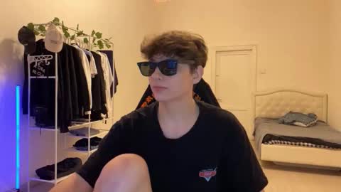 Snapshot of thomas617826 chatting on 11-02-25, 10:34 Thomas Hill online show from 11-02-25, 10:34