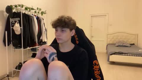 Snapshot of thomas617826 chatting on 11-15-25, 08:05 Thomas Hill online show from 11-15-25, 08:05