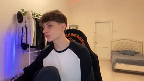 Snapshot of thomas617826 chatting on 12-04-25, 08:17 Thomas Hill online show from 12-04-25, 08:17