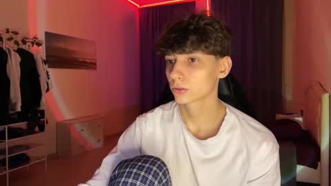 Snapshot of thomas617826 chatting on 03-10-26, 10:48 Thomas Hill online show from 03-10-26, 10:48