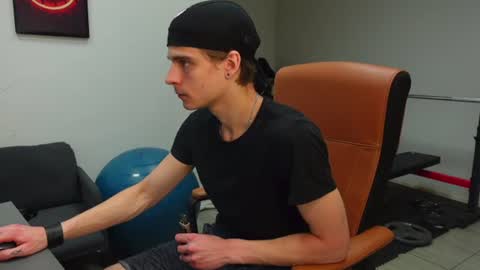 Snapshot of thomas_brons chatting on 06-22-26, 05:04 THOMAS BRONS online show from 06-22-26, 05:04