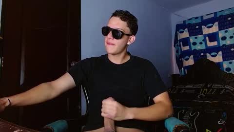 Snapshot of thomas_may4rs chatting on 12-01-25, 03:50 ---Thomas--- online show from 12-01-25, 03:50