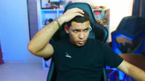 Snapshot of thomascollins__ chatting on 11-08-25, 05:40 Thomas online show from 11-08-25, 05:40