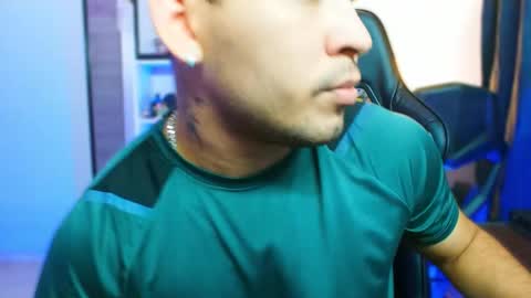 Snapshot of thomascollins__ chatting on 11-12-25, 06:03 Thomas online show from 11-12-25, 06:03