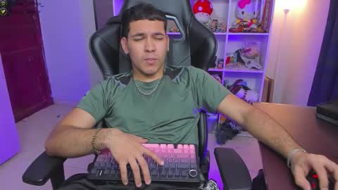 Snapshot of thomascollins__ chatting on 02-14-26, 06:10 Thomas online show from 02-14-26, 06:10