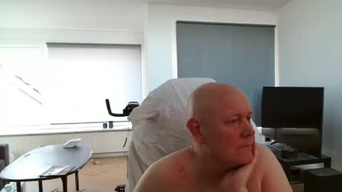 Snapshot of thomash32 chatting on 09-12-25, 04:40 thomash32 online show from 09-12-25, 04:40