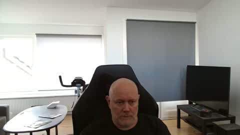 Snapshot of thomash32 chatting on 10-17-25, 11:35 thomash32 online show from 10-17-25, 11:35