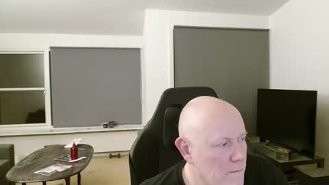 thomash32 online show from 10-27-25, 09:19