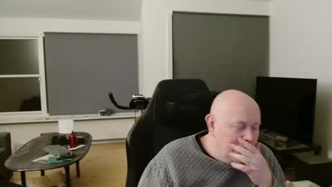 thomash32 online show from 11-18-25, 09:30