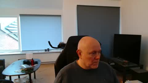 thomash32 online show from 11-19-25, 01:55