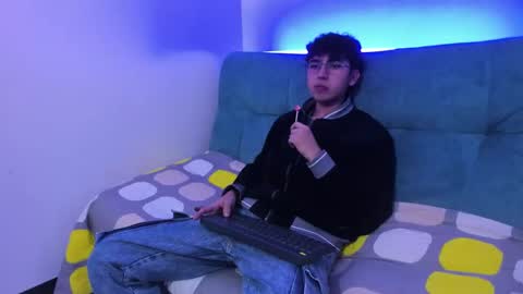 Snapshot of thommy_comp chatting on 03-09-25, 03:22 thommy comp online show from 03-09-25, 03:22