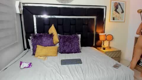 Snapshot of thriana_moon chatting on 04-21-26, 02:15 thriana online show from 04-21-26, 02:15