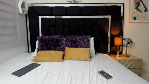 Snapshot of thriana_moon chatting on 05-15-26, 02:29 thriana online show from 05-15-26, 02:29