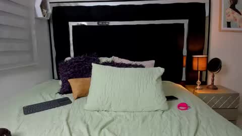 Snapshot of thriana_moon chatting on 05-15-26, 11:34 thriana online show from 05-15-26, 11:34