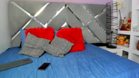 Snapshot of thriana_moon chatting on 05-17-26, 01:58 thriana online show from 05-17-26, 01:58