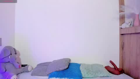 Snapshot of tianaglow44 chatting on 06-02-26, 12:18 T I A N A online show from 06-02-26, 12:18