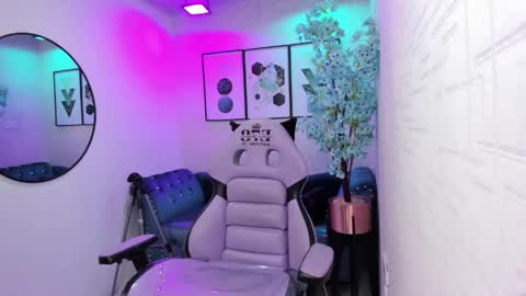 Snapshot of tiara_r chatting on 04-19-26, 03:17 Tiara online show from 04-19-26, 03:17