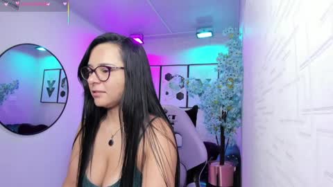 Snapshot of tiara_r chatting on 05-02-26, 03:22 Tiara online show from 05-02-26, 03:22
