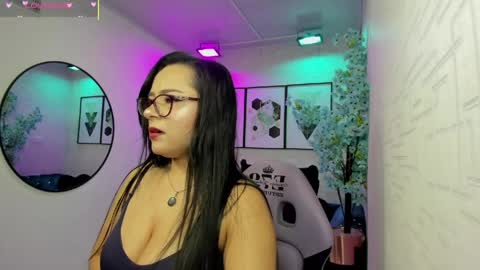 Snapshot of tiara_r chatting on 05-24-26, 03:22 Tiara online show from 05-24-26, 03:22