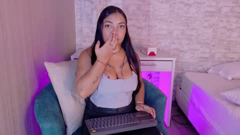 Snapshot of tifanny_monroe chatting on 11-05-25, 03:39 Tifanny online show from 11-05-25, 03:39