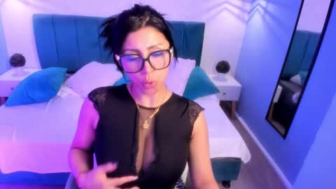 Snapshot of tiffani__love chatting on 02-19-25, 06:43 Tiffany online show from 02-19-25, 06:43