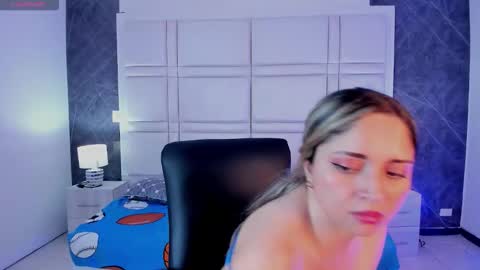 Snapshot of tiffanyhoustton chatting on 03-12-26, 12:11 tiffanyhoustton online show from 03-12-26, 12:11