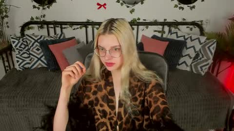 tiffanypeach online show from 03-26-26, 10:43