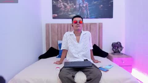 Snapshot of timothe_evans chatting on 11-18-25, 07:29 Evans online show from 11-18-25, 07:29