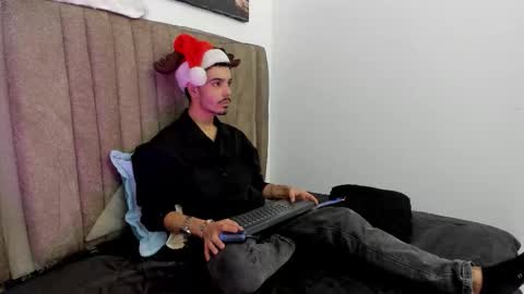 Snapshot of timothe_evans chatting on 12-17-25, 03:56 Evans online show from 12-17-25, 03:56