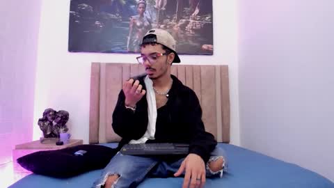 Snapshot of timothe_evans chatting on 12-23-25, 04:10 Evans online show from 12-23-25, 04:10
