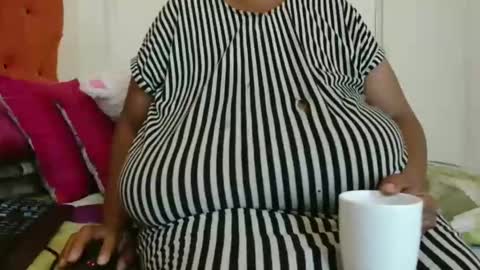 Snapshot of tinagiant chatting on 01-17-25, 09:17 tinagiant online show from 01-17-25, 09:17