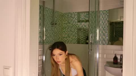Snapshot of tinapie chatting on 05-26-26, 01:40 Tina online show from 05-26-26, 01:40