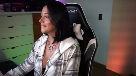 Snapshot of tiny_panther chatting on 01-07-25, 12:34 Ana Molly online show from 01-07-25, 12:34