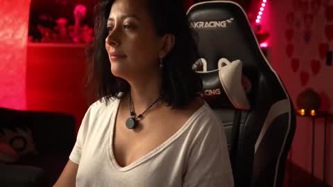 Snapshot of tiny_panther chatting on 02-19-25, 12:25 Ana Molly online show from 02-19-25, 12:25