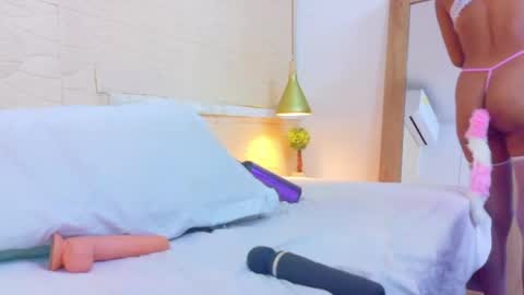 tiny_sarah1 online show from 04-17-26, 07:00