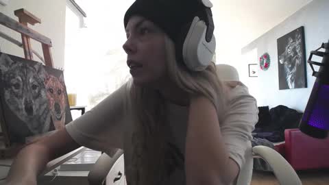 stage Kylie Sinner  brand CLITBAIT online show from 11-19-25, 04:07