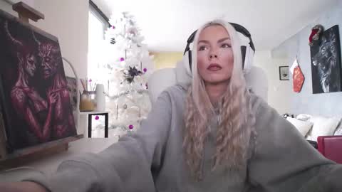 stage Kylie Sinner  brand CLITBAIT online show from 12-14-25, 06:01