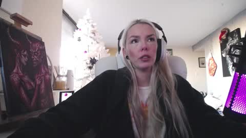 stage Kylie Sinner  brand CLITBAIT online show from 12-18-25, 08:37