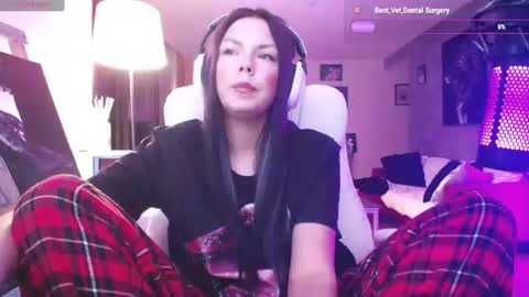 Snapshot of tinykylie chatting on 06-10-26, 06:01 stage Kylie Sinner brand CLITBAIT online show from 06-10-26, 06:01