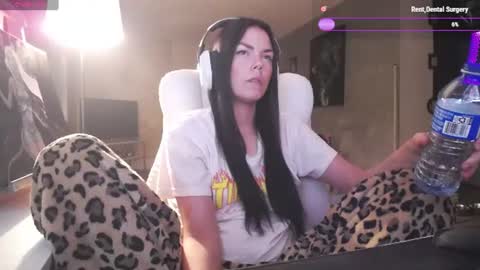 Snapshot of tinykylie chatting on 06-22-26, 03:25 stage Kylie Sinner brand CLITBAIT online show from 06-22-26, 03:25